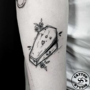 Line work tattoo af en kiste